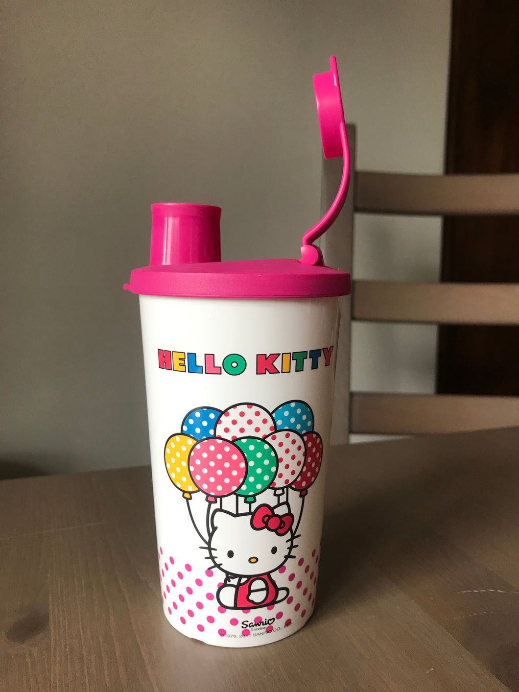 Copo Hello Kitty com tampa e bocal reduzido 300mL
